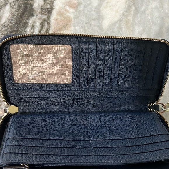 Michael Kors • Wristlet • Wallet - Picture 4 of 6